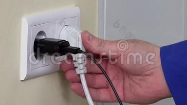 墙上插座附近手机充电器的手插线